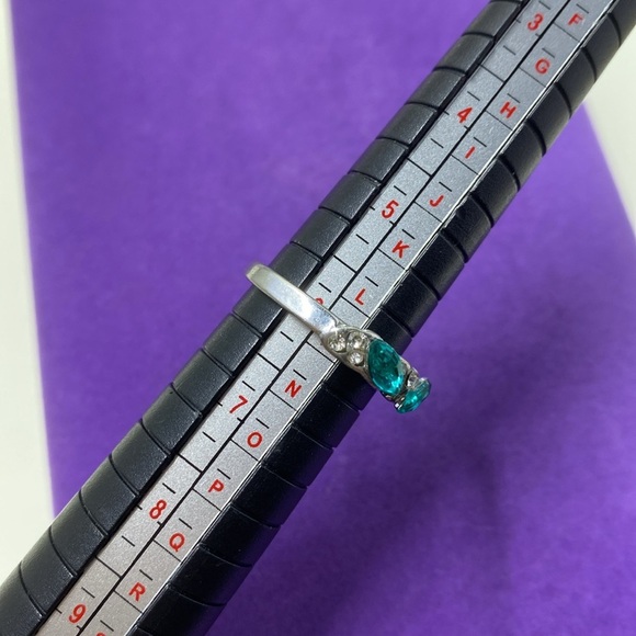 💛 Silver Tone Green & White Rhinestone Ring - Picture 3 of 4